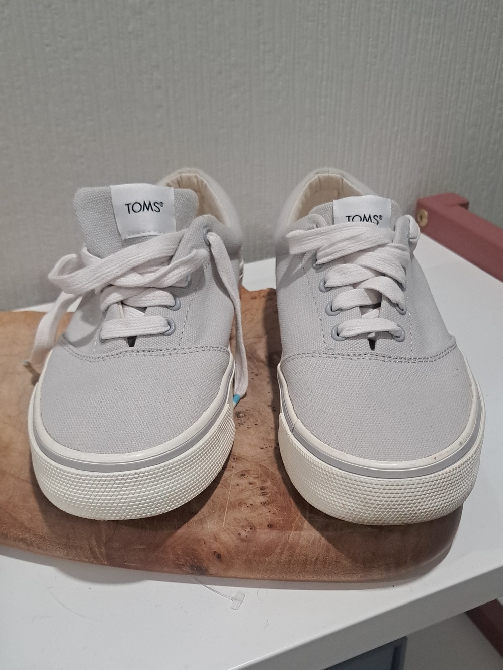 TOMS Ladies Canvas Sneakers in Light Gray